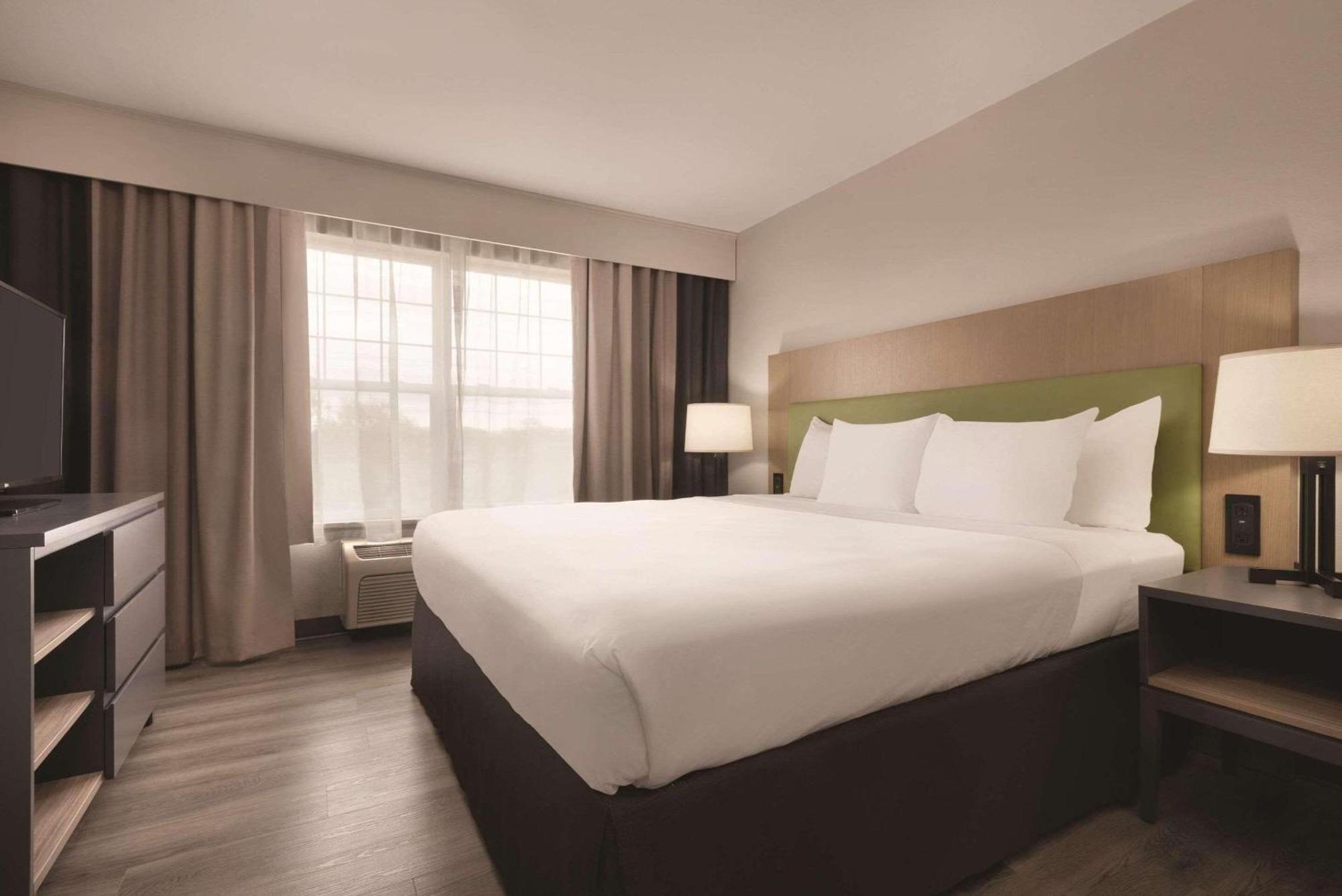 Country & By Radisson, Cedar Falls, Ia Hotel