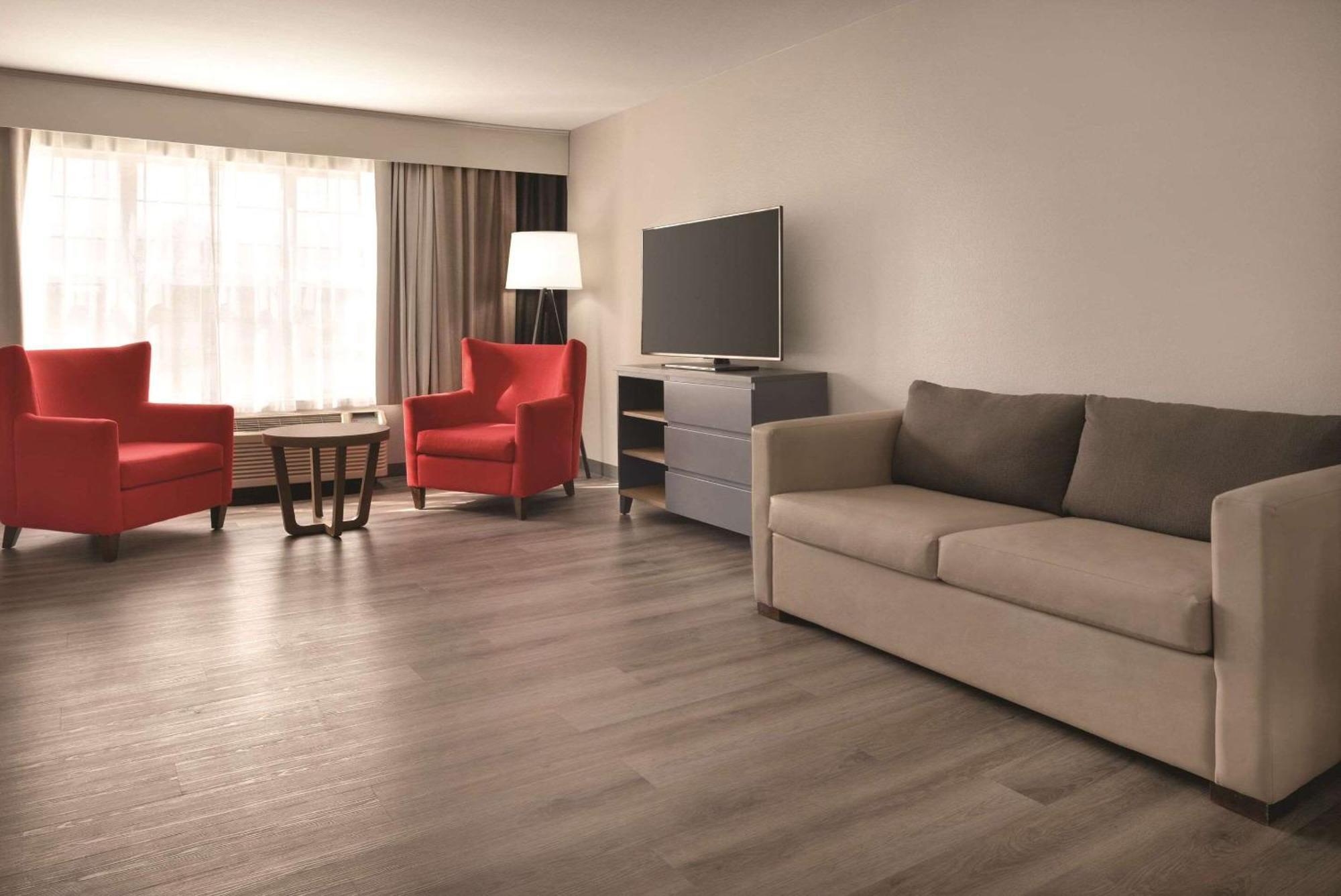 Country & By Radisson, Cedar Falls, Ia 3*